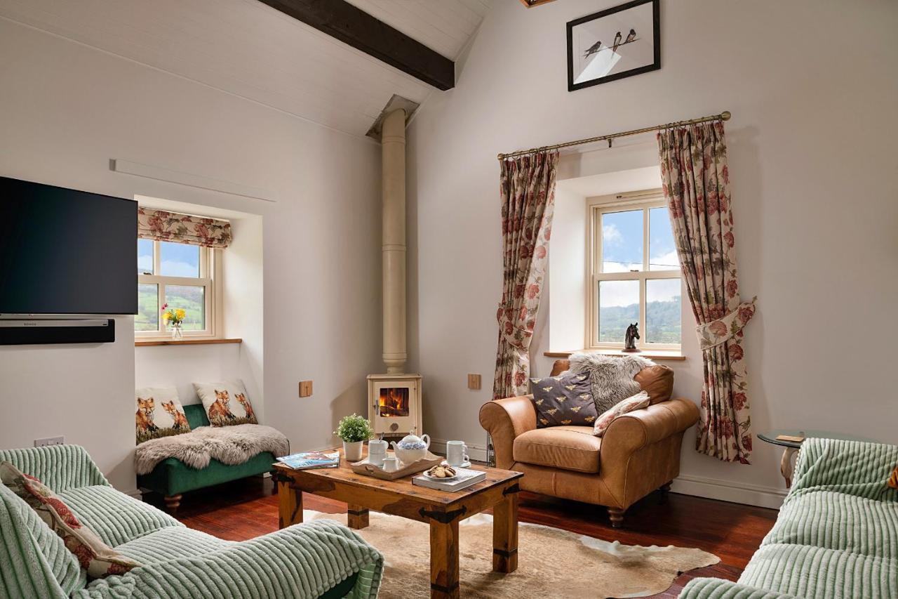 Finest Retreats - Moelis Granary - Luxury Cottage With Hot Tub Llandrillo Dış mekan fotoğraf